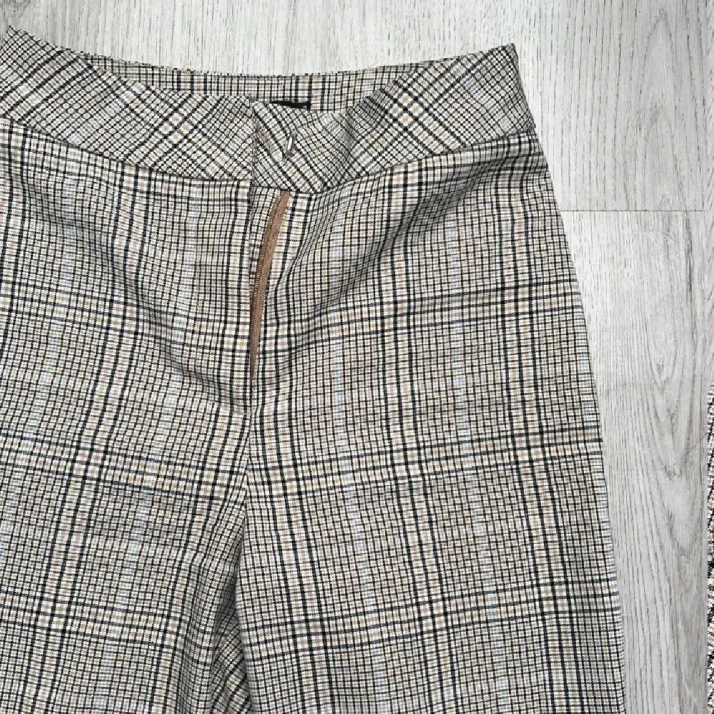 Säljer dessa nya kostymbyxor. Storlek XXS men passar både XS och S. Säljs för 110kr+frakt. Vid intresse är det bara att höra av sig💕. Farkut & Housut.