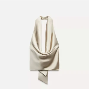 Guldig topp zara - Elegant beige halsduk från Zara i ett slätt och glänsande material. Perfekt för att ge en stilren touch till din outfit. Den har en enkel design som gör den lätt att matcha med olika kläder. Perfekt till fester! Passar mig som har S!