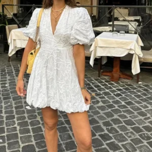 Studentklänning - Säljer denna populära vita klänningen  som är helt slutsåld! Den är egentligen i stl L men skulle säga att den är som en S möjligtvis M. Klänningen är endast testad💗 pris kan diskuteras ☀️