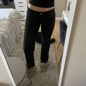 Svarta zarajeans - Svarta jeans med rak passform. De har en klassisk design med fem fickor och knappgylf. Har sprättat upp dem som syns på bild 4!