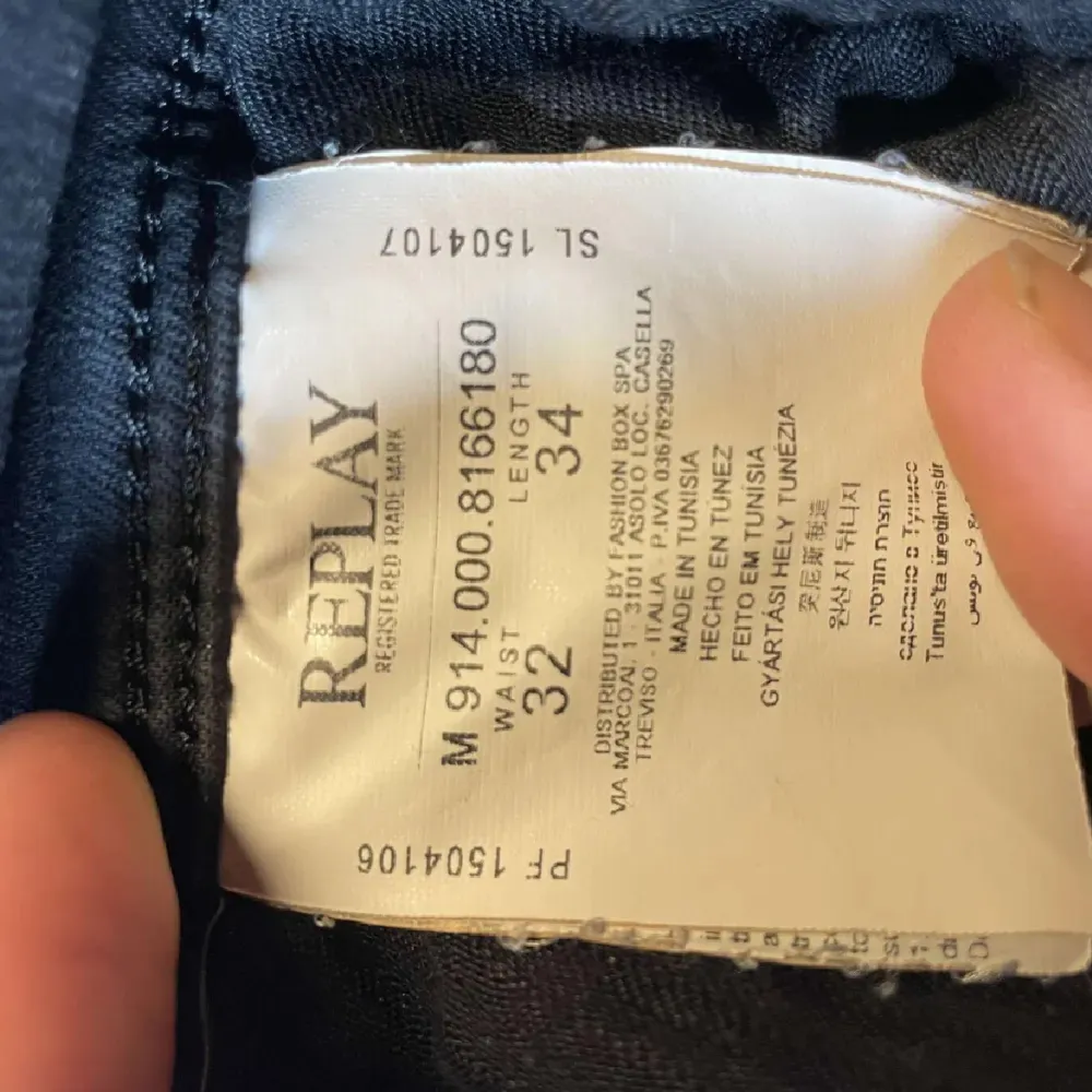 Säljer dessa riktigt snygga Svarta replay jeansen i den populära modellen Anbass. De är i skick 9/10 och har inga defekter eller liknande. Vid några frågor eller funderingar är det bara att höra av sig.. Farkut & Housut.