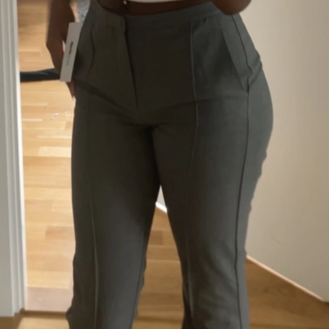 Grå kostymbyxor
