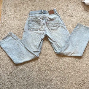 Levi's 501 - Feta Levis i ljusblå färg| defekt på högerbenet se bild 3| w30| L30| skriv vid funderingar|