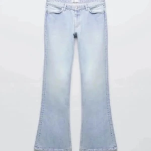 Ljusblå bootcut jeans - Säljer nu dessa snygga ljusblå bootcut jeans från Zara, som inte satt som jag ville. De köptes här på Plick!