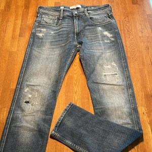 Replay Anbass  - Feta replay anbass med slitningar, 10 year old aged som har feta slitningar, storlek 31 men passar W30 L32 enkelt. 10/10 skick utan defekter, ny pris 2000+ men säljs nu endast för 699. Kom pm för frågor🍾 MAIN KONTO @VeloceFashion Jag är 180cm lång och väger 73 kg