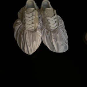 Maison Margiela Gats - Snygga vita sneakers från Maison Margiela med en stilren design. Skorna är använda ett par fåtal gånger och ser helt nya ut.
