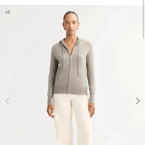 Grå softgoat kofta med kedja kashmir - Säljer softgoat kofta med luva i kashmir. Nypris 2695! Jätte bra skick. Använd jätte få gånger då den var lite liten på mig