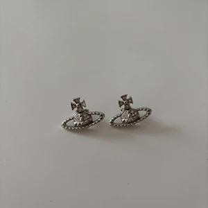 Silverörhängen från Vivienne Westwood - Snygga silverörhängen från Vivienne Westwood. Perfekta för att ge en stilren touch till din outfit. Kommer i originalförpackning med påse och låda. Värda 1400kr