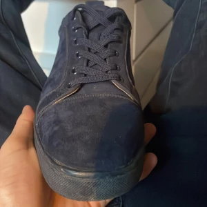 Marin blåa loubitins - Säljer ett par schyssta loubitins dom är i färgen marin blå. Säljer dom så lågt begrund av att dom är andvända och att dom är lite slitna på sulan men annars inga större problem, jag går dessutom med på att byta dom mot ett pr andra skor.🙌🏽😁