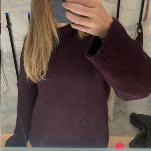 Vinröd stickad tröja  - Stickad tröja från Gina❤️ inga tecken på användning🥰 kan även byta mot likadan i M 