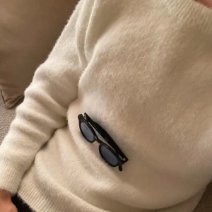 Vit stickad tröja - Säljer en stilren vit stickad tröja  från Mucaris dropp (säljs inte längre).  Helt ny och ej använd pga. Passade ej. Tröjan är sjukt mjuk och har en bekväm passform. Orginal pris 600 kronor