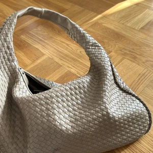 Design by Si must have bag - Säljer denna fina väska då den inte kommer till användning, den är k fint skick och är använd sparsamt 🥰