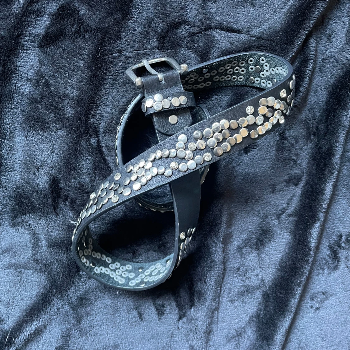 Svart bälte med nitar