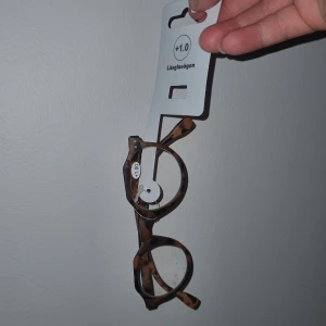 Läsglasögon - Snygga läsglasögon med leopardmönster och styrka +1.0. Perfekta för att ge en trendig touch till din stil. Runda bågar som ger en klassisk look.