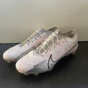 Nike Mercurial Air Zoom - Nike fotbollsskor, knappt använda, kort snörning. Köpte för 2000kr