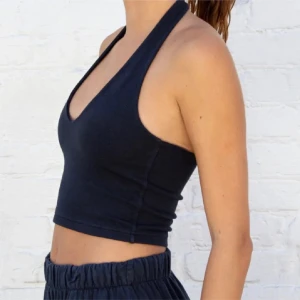 Halterneck linne - Superskönt halterneck linne från Brandy Melville i bra skick🥰