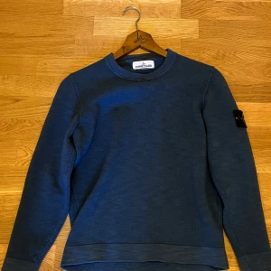 Stone Island tröja - Tjena! Säljer denna feta stone island tröjan nu för att den är för liten. Passar den som är mellan 160-167. Inga defekter! Hör av dig vid minsta fundering!😃