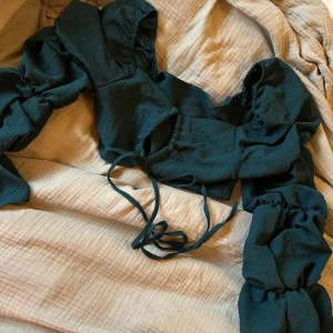 Topp med sjukt snygga ärmar - Världens snyggaste sommar/fest topp!! Galet snygg grön färg och trevligt material. Men det bästa är ärmarna som är jätte smickrande, bubbliga och vida vid ärmslutet. Knyts som en ring framtill, ej genomskinlig eller tunn i materialet. Storlek S, jag har använt den några gånger men har inte haft tillfälle på senaste.