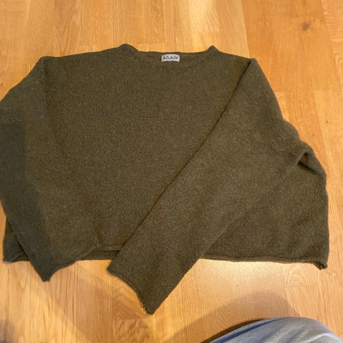 Olivgrön stickad tröja från AJLAJK