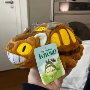 My Neighbor Totoro Kattbuss Mjukisdjur - Säljer en söt och mjuk Kattbuss från My Neighbor Totoro. Den är brun med gula fönster och har små grå möss på ryggen. Perfekt för alla Totoro-fans! 🐾 Mått ca 30cm lång och 15cm bred.