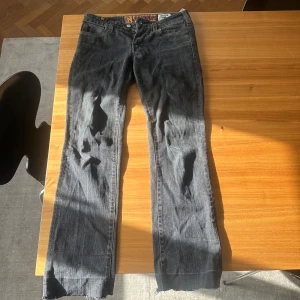 Grå low-rise jeans från Notify💕 - Snygga gråa low-rise jeans från Notify med broderad logga på baksidan💕