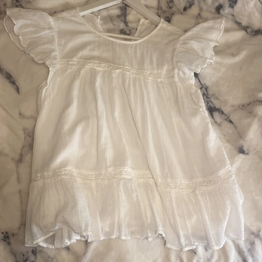 En vit topp från Gina Tricot , har använts typ tre gånger och säljer för att den inte är min stil längre . Puserot.