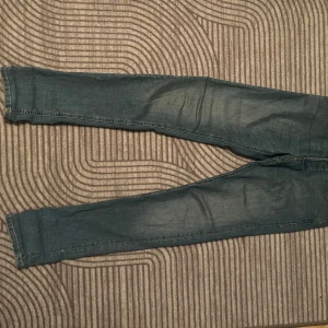 Blå slim jeans från Jack & Jones - Snygga blå slim jeans från Jack & Jones. De är i storlek 29/34 och är väldigt snygga och sitter bra.  Hör gärna av er vid mer frågor eller bilder. 