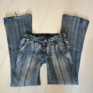 Lowwaist bootcut jeans - Lowwaist bootcut jeans!! Jättesnygga! För korta på mig som är 180:( innerbenslängden är ca 86 cm o midjan 76-78:)