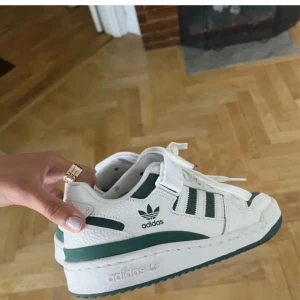 Gröna low forum Adidas - Snygga low forum från Adidas Orginal i den gröna modellen! Använt en gång av mig, så mycket fint skick🫶🏻 Kontakta mig vid ytterligare frågor!