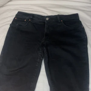 Svarta jeans från Perfect Jeans - Snygga svarta jeans från Perfect Jeans i storlek 44. Klassisk femficksdesign med knapp och dragkedja framtill. Perfekta för en stilren look. Lite korta på mig