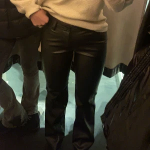 Svarta skinnbyxor - Snygga svarta skinnbyxor från Bikbok. Använda ca 3 gånger. Str 36/S Köpte för 599kr