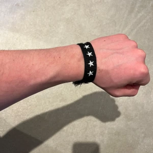 Flätat armband - svart  - Snyggt armband i svart med ett coolt stjärnmönster. Sjukt eftertraktat och snyggt som liknar dior armbandet. Vid minsta fråga eller fundering hör av er🤝