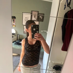 Svart spetslinne - Ett svart spets linne som är från Gina young. Som inte kommer till så mycket användning längre.💓💓