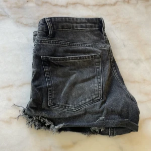 Jeansshorts från Zara - Fina svarta/gråa jeansshorts från zara, köpte för ett halvår sen! Storlek s/m 