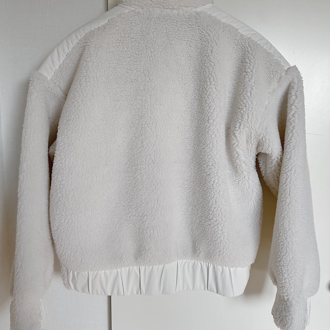 Vit teddyjacka från Peak Performance - 4