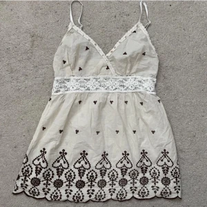 Beige linne med broderade detaljer - Jättefin blus/ linne med broderade detaljer! Perfekt till vår och sommar!❤️