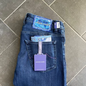 Jacob Cohen jeans - Jacob Cohen jeans i modellen BARD, storlek 33. De är helt nya med tags samt näsduk och ligger på 6000 kr i butik. Bundle För de 3 paren jag har ute från Jacob Cohen: 6800 kr (fast pris)💸Skriv vid funderingar🙌