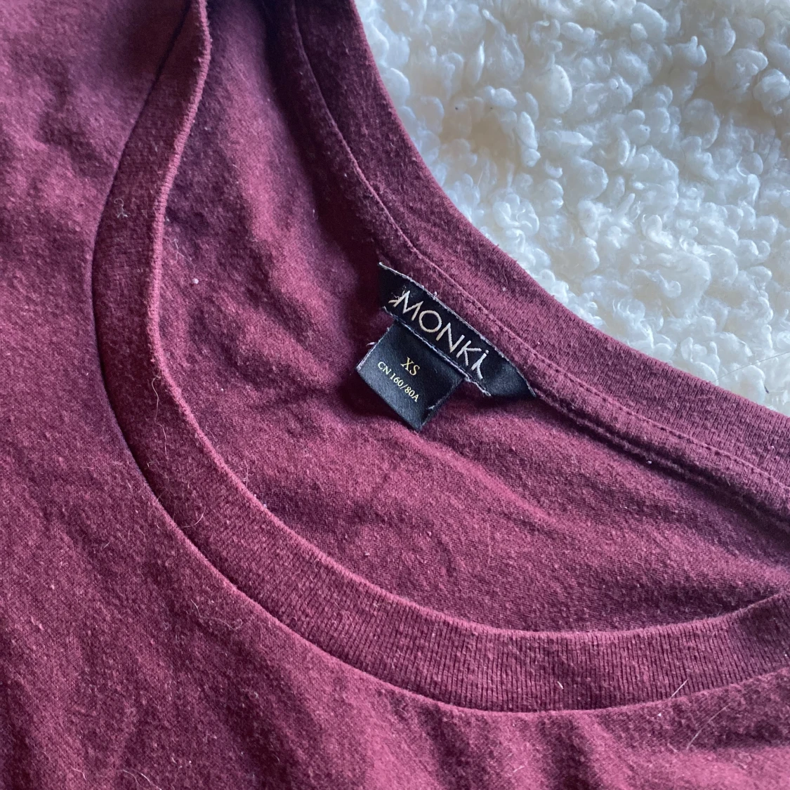 Vinröd t-shirt från Monki - 2