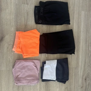  Tränings tights  - Säljer: 2 par svarta ICIW tights, 1 par amin tights i blå/vit, 1 par oranga Nike shorts, 1 par rosa trängsshorts. Perfekta för gymmet eller löprundan. De har en bekväm passform och är gjorda i ett stretchigt material för maximal rörelsefrihet. Stl XS-S, kom med pris förslag 