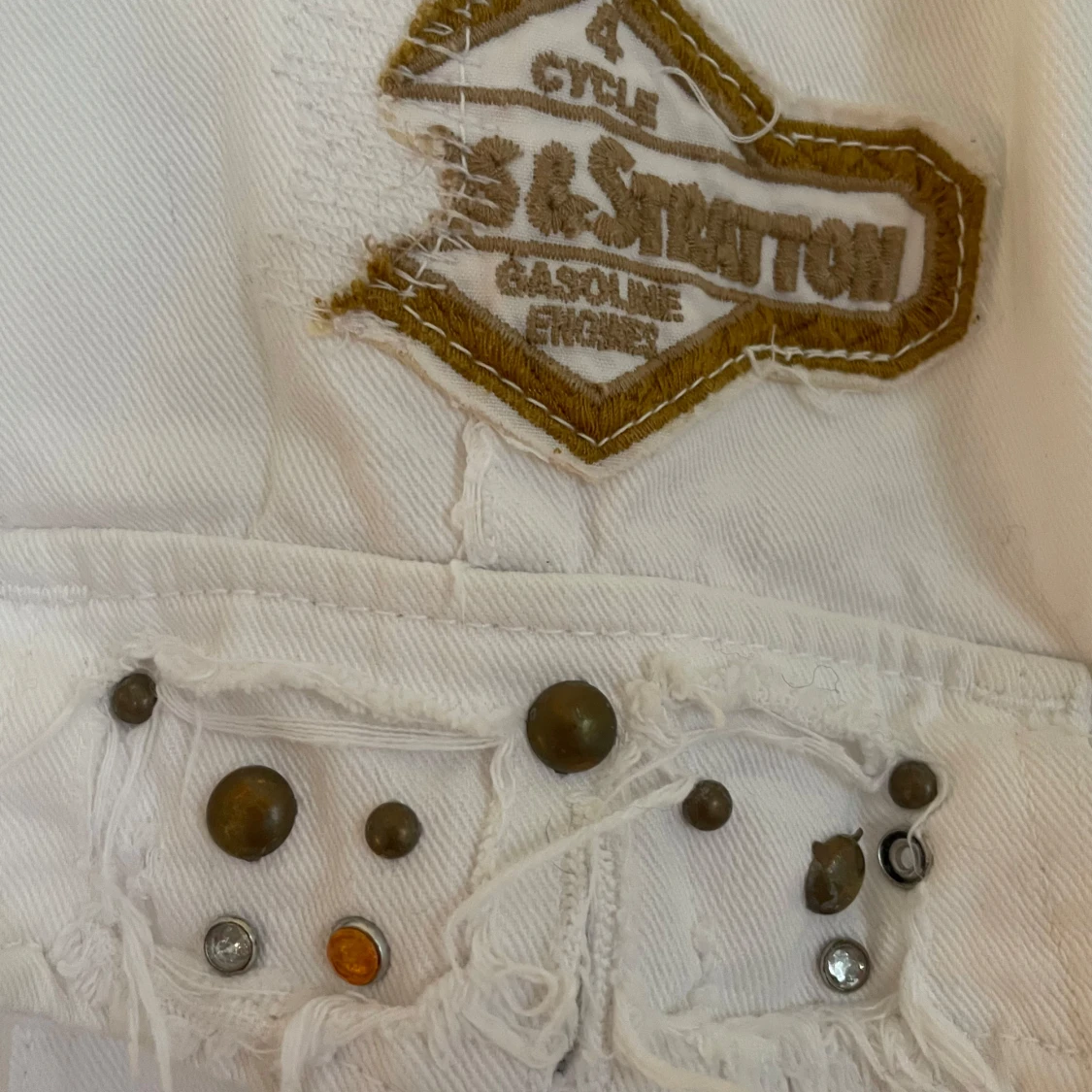 Vit jacka med nitar och patchar - 3