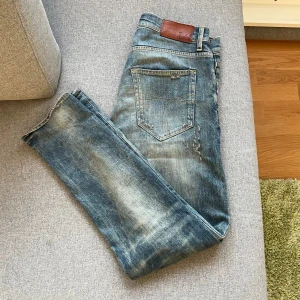 Tiger of sweden jeans - Snygga tiger of sweden jeans i modellen pistolero slim, storlek 31:32. Jeansen har asfeta slitningar, pris kan diskuteras 