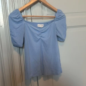 Blå ribbad topp från Holly & Whyte - Säljer en söt blå ribbad topp från Holly & Whyte by Lindex. 