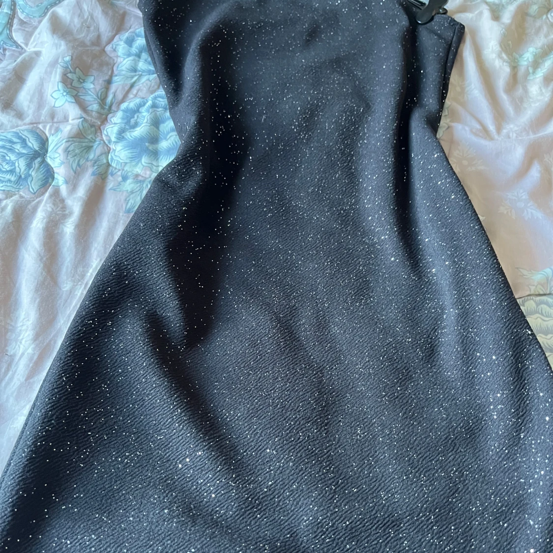 Svart glittrig klänning - 1