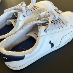 Vita sneakers från Polo Ralph Lauren - Snygga vita sneakers från Polo Ralph Lauren, perfekta nu till våren! Säljer då de är för små!💗kontakta om ni har frågor om något, annars är det fritt fram att trycka på ”köp nu”
