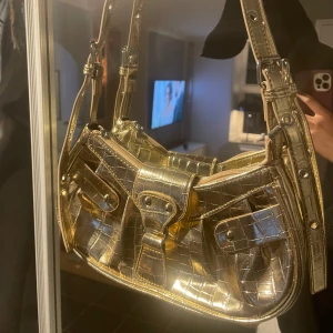 Axelväska - Säljer denna coola axelremsväskan 💛Endast testad och därav i nyskick! Priset kan diskuteras!