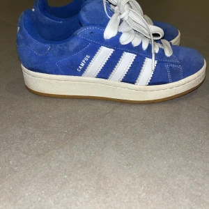 Blå Adidas Campus sneakers - Jag säljer dom på grund av att dom inte kommer till någon användning längre, dom är använda ett fåtal gånger. Pris kan diskuteras❤️ storlek 37