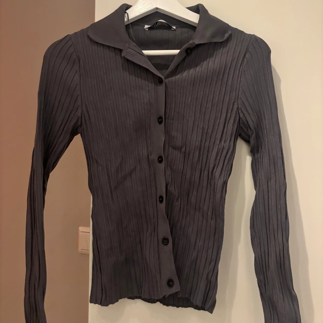 Grå ribbad kofta - 1