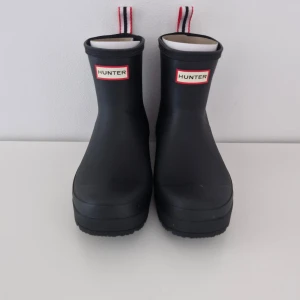 Svarta stövlar från Hunter. - Svarta stövlar från Hunter. Storlek 40/41. Originalkartong med skötselråd finns. Helt nya.