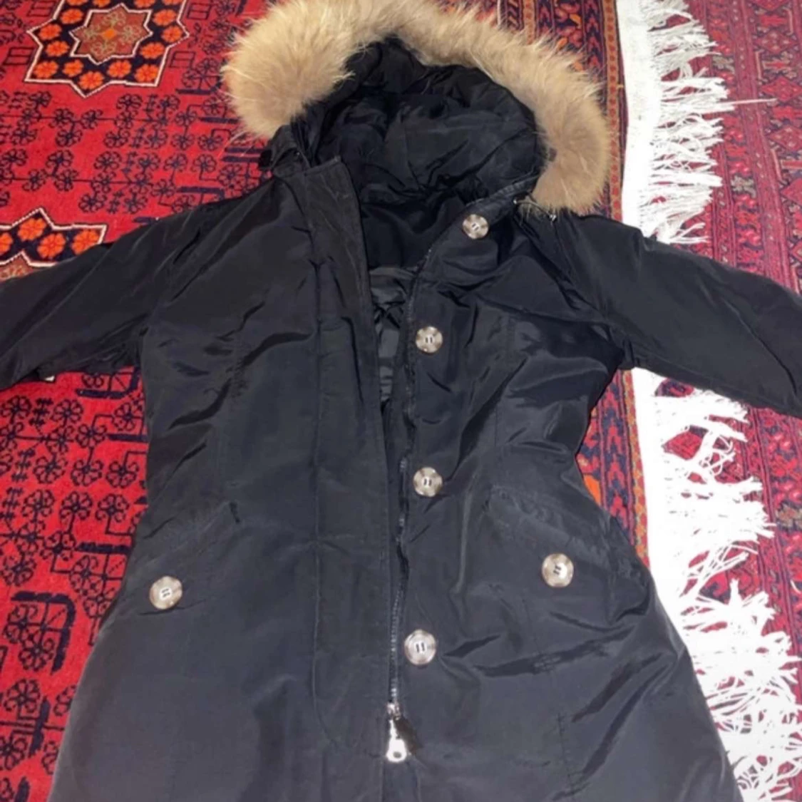 Svart jacka med pälsdetalj - 1