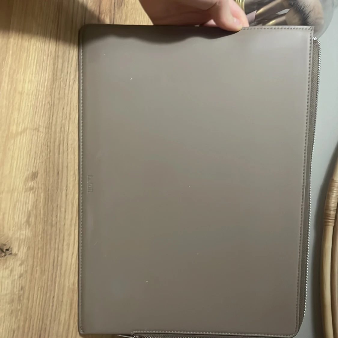 Beige datorväska med dragkedja  - 2